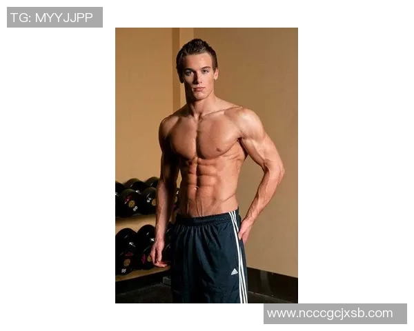 法国足球明星展现完美腹肌的魅力瞬间与健身秘诀分享