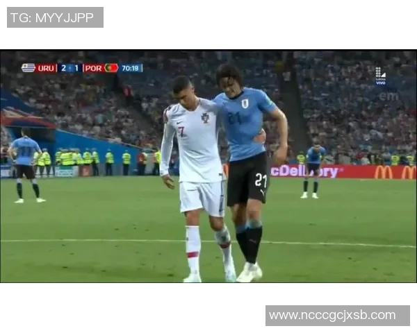 足球场上的时尚风潮佩戴欧米茄的女明星们展现魅力与实力